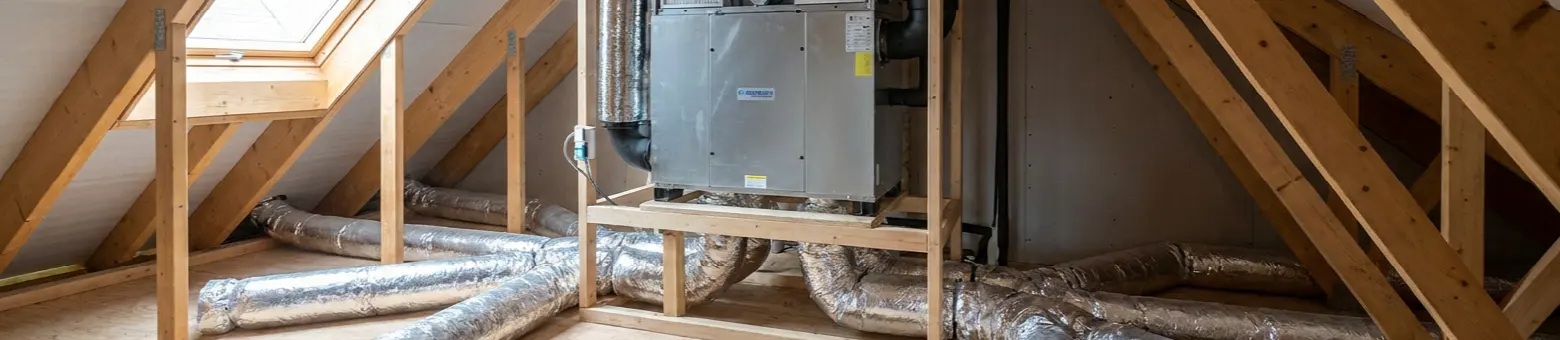 Ventilatie-unit met kanalen op een zolder